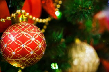 Bir şekilde dekore edilmiş Chrismas ağaç, yeni yıl.