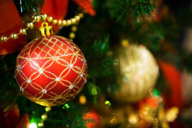 Bir şekilde dekore edilmiş Chrismas ağaç, yeni yıl.