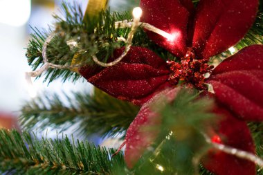 Bir şekilde dekore edilmiş Chrismas ağaç, yeni yıl 2019