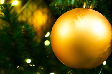 Bir şekilde dekore edilmiş Chrismas ağaç, yeni yıl.