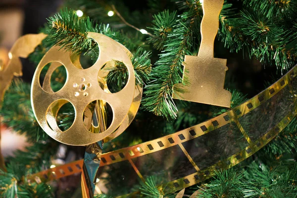 Bir şekilde dekore edilmiş Chrismas ağaç, yeni yıl.