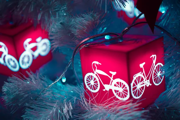 Bir şekilde dekore edilmiş Chrismas ağaç, yeni yıl 2019