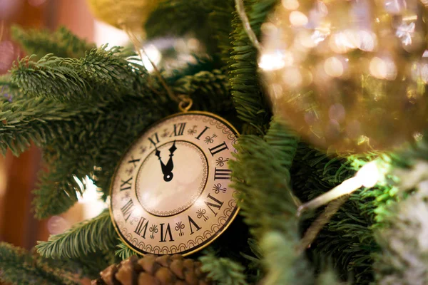 Bir şekilde dekore edilmiş Chrismas ağaç, yeni yıl 2019