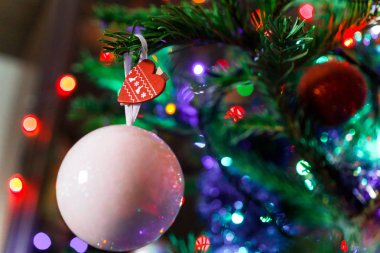 Bir şekilde dekore edilmiş Chrismas ağaç, yeni yıl.