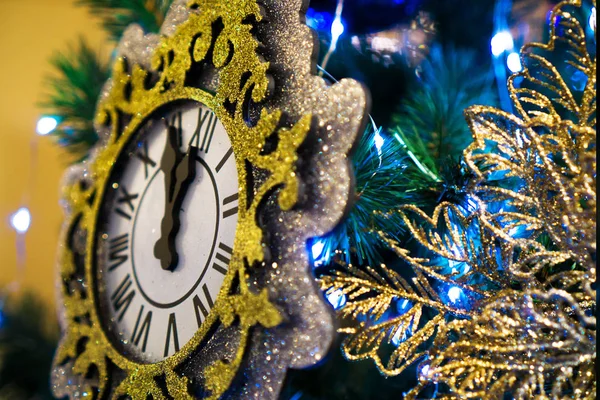 Geschmückter Weihnachtsbaum Kiefer Neujahr Weihnachtslichter Nahaufnahme — Stockfoto