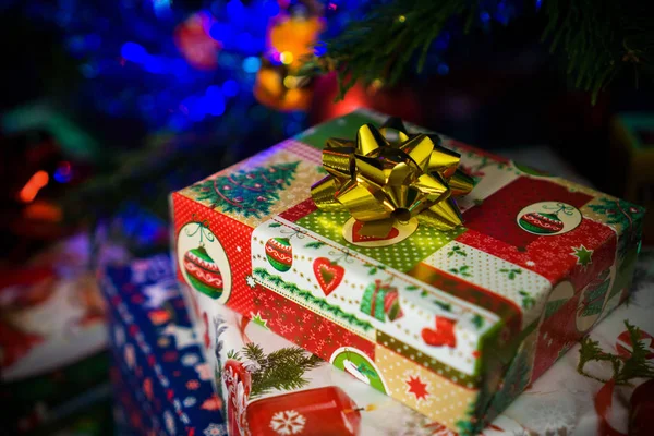 Fiyonklu hediye paketi. Sürpriz.