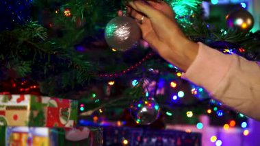 Noel ağacı Noel ile dekorasyon el kadın parlayan ışıklar.