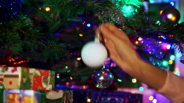 Noel ağacı Noel ile dekorasyon el kadın parlayan ışıklar.