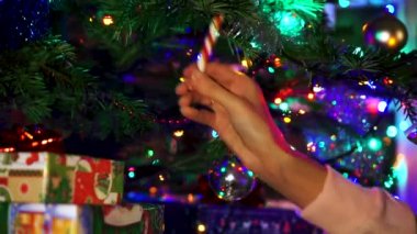 Noel ağacı Noel ile dekorasyon el kadın parlayan ışıklar.