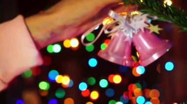 Noel ağacı Noel ile dekorasyon el kadın parlayan ışıklar.