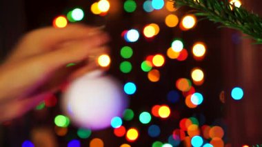 Noel ağacı Noel ile dekorasyon el kadın parlayan ışıklar.