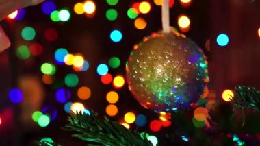 Noel ağacı Noel ile dekorasyon el kadın parlayan ışıklar.