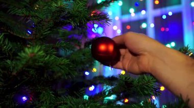 Noel ağacı Noel ile dekorasyon el adam parlayan ışıklar.