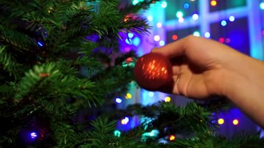 Noel ağacı Noel ile dekorasyon el adam parlayan ışıklar.