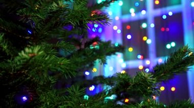 Noel ağacı Noel ile dekorasyon el adam parlayan ışıklar.