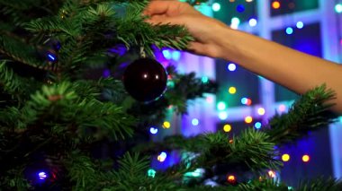 Noel ağacı Noel ile dekorasyon el kadın parlayan ışıklar.
