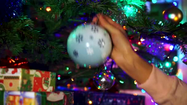 Mujer Mano Decorando Árbol Navidad Con Luces Brillantes Navidad — Vídeos de Stock