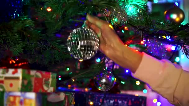 Χέρι Γυναίκα Διακόσμησης Για Χριστουγεννιάτικο Δέντρο Χριστουγεννιάτικες Λάμπουν Φώτα — Αρχείο Βίντεο