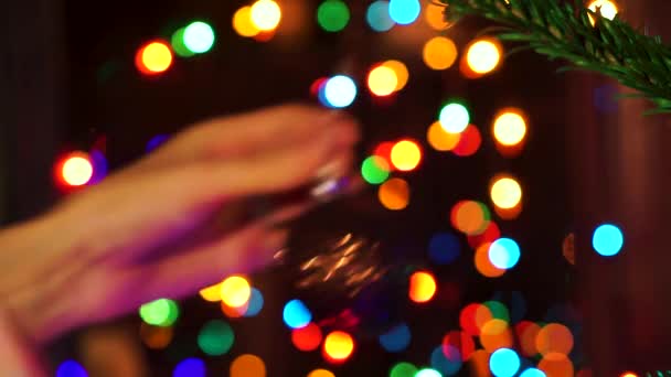 Mulher Mão Decorando Árvore Natal Com Luzes Brilho Natal — Vídeo de Stock