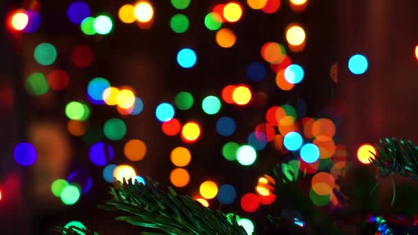 Hand Vrouw Versieren Kerstboom Met Kerstmis Glow Lights — Stockvideo