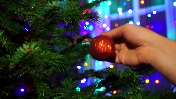 Hand Man Versieren Kerstboom Met Kerstmis Glow Lights — Stockvideo