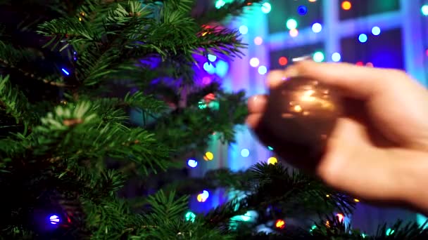 Hombre Mano Decorando Árbol Navidad Con Luces Brillantes Navidad — Vídeo de stock