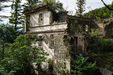 Doğa harap evin yakalar. Kişi tarafından terk edilmiş bir ev. Tkvarcheli.