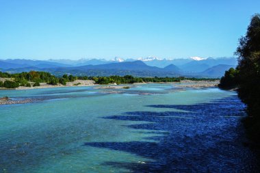Büyük Caucasus karla kaplı dağ dağ doruklarına için Kodor nehir yatağından görüntüleyin.
