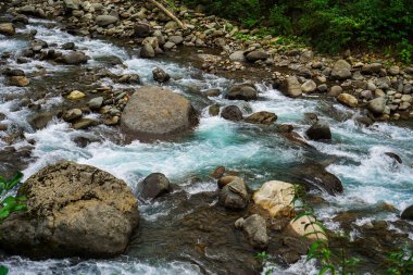 Bulutlu bir günde buzlu dağ nehir kızışıyor