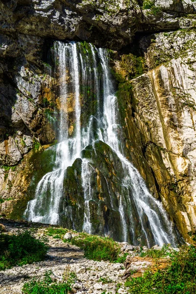 Gega şelale. Abhazya en ünlü ve en büyük şelale.