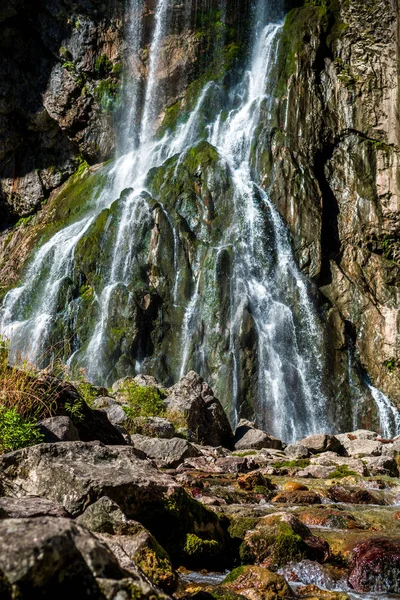 Gega şelale. Abhazya en ünlü ve en büyük şelale.