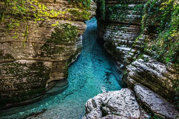 Kanyon. Nehir yatağı. Mavi su. Nehir Khashupse. Abhazya. Gürcistan.