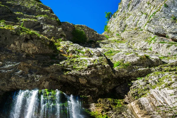 Gega şelale. Abhazya en ünlü ve en büyük şelale.