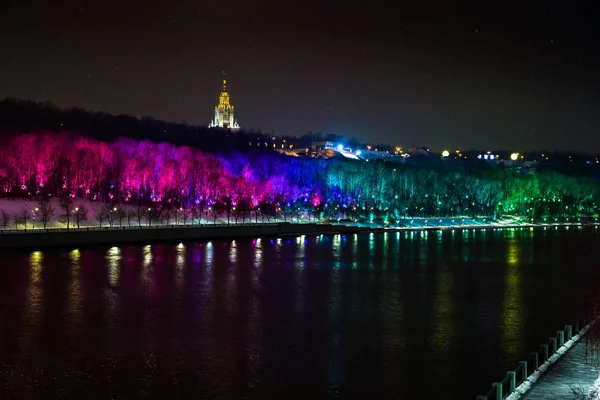 Renkli Işıklı ağaçlar nehir kıyısında. Rusya, Moskova.