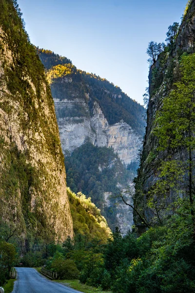 Gorge giden yol. Abhazya. Gürcistan.