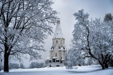 Kilise görünümü ile kış kar yağışı ağaçlarda. Kilisenin, Kolomenskoye yükseliş. Moscow, Rusya Federasyonu.