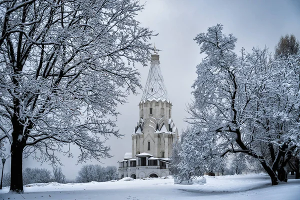 Kilise görünümü ile kış kar yağışı ağaçlarda. Kilisenin, Kolomenskoye yükseliş. Moscow, Rusya Federasyonu.