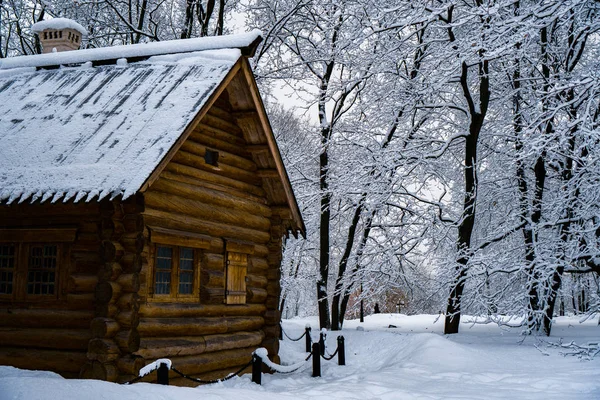 Holzhütte Winterwald — Stockfoto