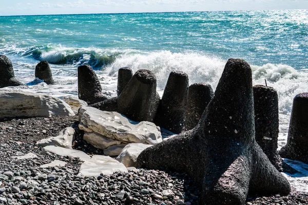Dalgakıran Karadeniz üzerinde beyaz Rock. Abhazya. Gürcistan.
