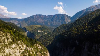 Dağlarda geçit. Yupshar Kanyonu - taş çanta. Abhazya. Gürcistan.