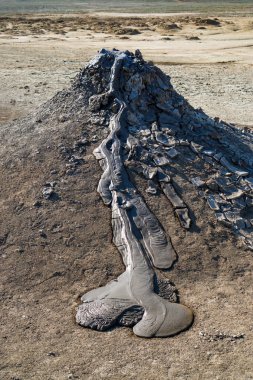 Çamur volkanı. Çamur kaynar ve havalandırmadan akar. Kırım. Ukrayna.