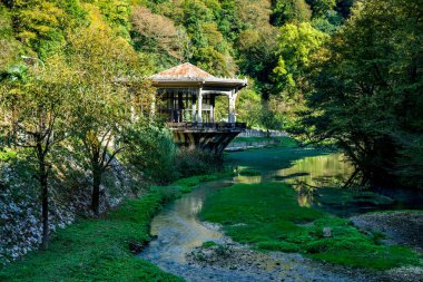 Yeni Athos ve şaşırtıcı tren istasyonu Psyrtskha. Abhazya. Gürcistan.
