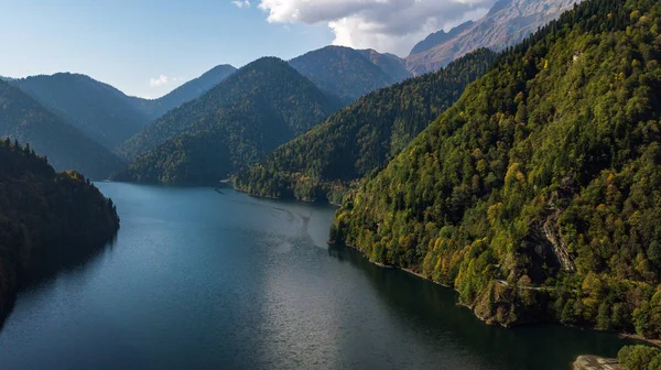Lac Ritsa. Abkhazie. La Géorgie. Vue arrière du lac . Images De Stock Libres De Droits