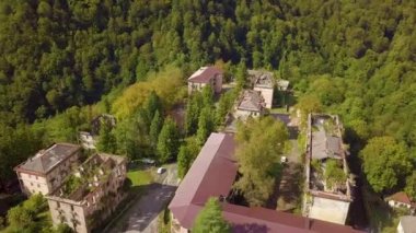 Terk edilmiş bir şehir, bir hayalet kasaba, Akarmara. Hava viewlocated Tkvarcheli yakın. Abhazya. Gürcistan.