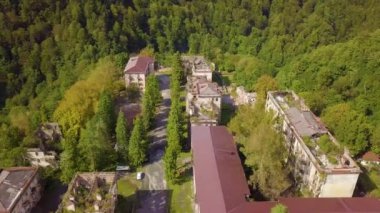 Terk edilmiş bir şehir, bir hayalet kasaba, Akarmara. Hava viewlocated Tkvarcheli yakın. Abhazya. Gürcistan.