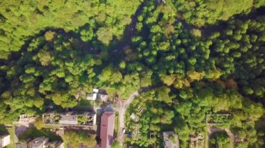 Terk edilmiş bir şehir, bir hayalet kasaba, Akarmara. Hava viewlocated Tkvarcheli yakın. Abhazya. Gürcistan.