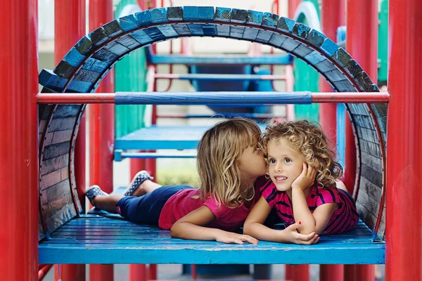 iki küçük kız oyun zeminde 