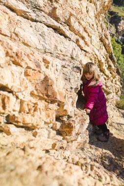 Taş duvar, pembe ceket yürüme kız mahvetti