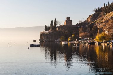 Cliff Nehri üzerinde tekne ile