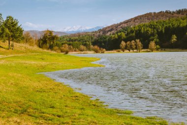 Nehir kıyısında sonbahar zamanında